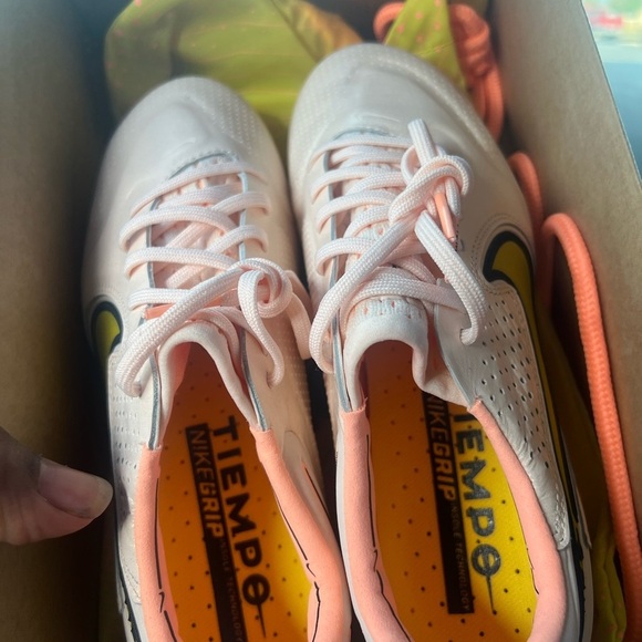 Soccer Cleats kids 4.5 fits ladies size 6 legend elite worn once - Picture 2 of 5